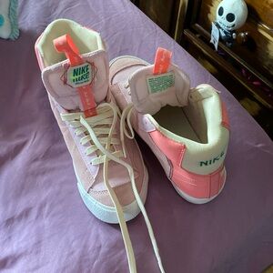 nike blazers only worn once size 7 in women’s